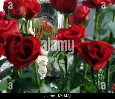 Trophäe des Siegers ist nur über Kreis des Siegers vor dem Hauptgebäude des Grand steht kurz vor der Ausführung von Die 138 Kentucky Derby an den Churchill Downs in Louisville, Ky angezeigt. Mai 5. Die Trophäe ist verchromt mit Gold und auf rund 200 Tausend US-Dollar bewertet. (Foto: Spc. David Bolton, Fachmann der öffentlichen Angelegenheiten, 133 Mobile Public Affairs Loslösung, Kentucky Army National Guard). Stockfoto