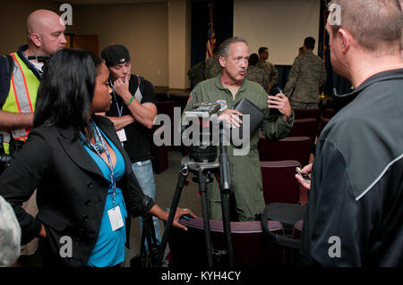 Kol. Greg Nelson, der Kommandant der 123. Airlift Wing, Schriftsatz Kentucky Luft der Nationalgarde und die Mitglieder der Medien in Louisville, Ky., vor einem Erdbeben - Antwort übung Mai 14, 2012. Mehr als 30 Piloten aus der 123 Contingency Response Group und 123 Spezielle Taktiken Squadron bereitgestellt Fort Campbell, Ky., ihre Bereitschaft für eine erste Antwort nach einer Naturkatastrophe zu demonstrieren. Erste Antwort Hub Team die Kentucky Air Guard ist der erste seiner Art in der Nation. Keine andere Einheit in das US-Militär hat die gleichen Funktionen in einer Einheit untergebracht, mit Stockfoto