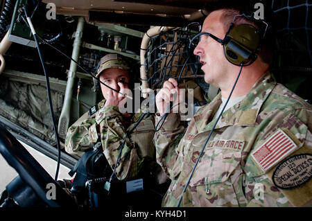 Mitglieder der Kentucky der Air National Guard 123 Spezielle Taktiken Squadron prüfen Radio Communications an Ft. Campbell, Ky., bei einem Erdbeben - Antwort übung Mai 14, 2012. Mehr als 30 Kentucky Flieger entfaltet ihre Bereitschaft für eine erste Antwort nach einer Naturkatastrophe zu demonstrieren. Erste Antwort Hub Team die Kentucky Air Guard ist der erste seiner Art in der Nation. Keine andere Einheit in das US-Militär hat die gleichen Funktionen in einer Einheit untergebracht, mit der C-130 Flugzeugen sofortige Reaktion zu ermöglichen. (U.S. Air Force Foto von älteren Flieger Maxwell Rechel) Stockfoto