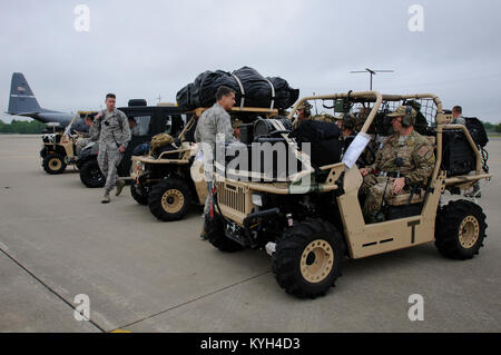 Mitglieder der Kentucky Air National Guard mit geländegängigen Fahrzeugen einen Flugplatz Bewertung am Fort Campbell, Ky., während eines Erdbebens zu leiten - Antwort übung Mai 14, 2012. Mehr als 30 Flieger untersucht alle Aspekte von Campbell Army Airfield für simulierte Erdbeben Schäden, die Arten der Luftbrücke Betrieb der Anlage unterstützen könnten, ermittelt und öffnete die Rampe für eingehende Relief und medizinischem Flüge innerhalb von fünf Stunden von der Pflicht bezeichnet wird. (U.S. Air Force Foto von älteren Flieger Maxwell Rechel) Stockfoto