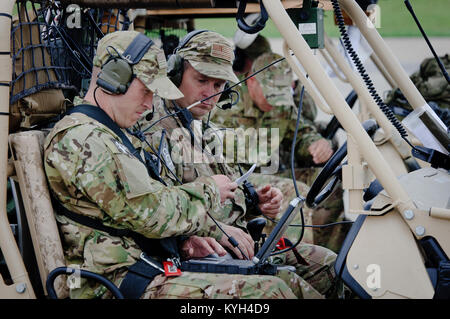 Mitglieder der 123 Spezielle Taktiken Squadron verwenden die Kentucky der Air National Guard Geländewagen ein Flugplatz Bewertung am Fort Campbell, Ky., während eines Erdbebens zu leiten - Antwort übung Mai 14, 2012. Mehr als 30 Flieger untersucht alle Aspekte von Campbell Army Airfield für simulierte Erdbeben Schäden, die Arten der Luftbrücke Betrieb der Anlage unterstützen könnten, ermittelt und öffnete die Rampe für eingehende Relief und medizinischem Flüge innerhalb von fünf Stunden von der Pflicht bezeichnet wird. (U.S. Air Force Foto von älteren Flieger Maxwell Rechel) Stockfoto