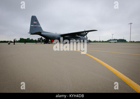 Mitglieder der Kentucky Air National Guard einen Gabelstapler aus einer C-130 Flugzeugen entladen während eines Erdbebens - Antwort übung Mai 14, 2012, am Fort Campbell, Ky. Mehr als 30 Piloten aus der 123 Contingency Response Group und 123 Spezielle Taktiken Squadron entfaltet ihre Bereitschaft für eine erste Antwort nach einer Naturkatastrophe zu demonstrieren. Erste Antwort Hub Team die Kentucky Air Guard ist der erste seiner Art in der Nation. Keine andere Einheit in das US-Militär hat die gleichen Funktionen in einer Einheit untergebracht, mit der C-130 Flugzeugen sofortige Reaktion zu ermöglichen. (U.S. Air Force Stockfoto