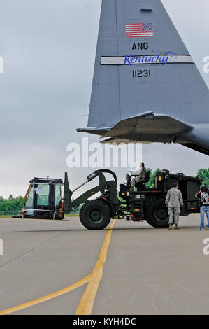 Mitglieder der Kentucky Air National Guard einen Gabelstapler aus einer C-130 Flugzeugen entladen während eines Erdbebens - Antwort übung Mai 14, 2012, am Fort Campbell, Ky. Mehr als 30 Piloten aus der 123 Contingency Response Group und 123 Spezielle Taktiken Squadron entfaltet ihre Bereitschaft für eine erste Antwort nach einer Naturkatastrophe zu demonstrieren. Erste Antwort Hub Team die Kentucky Air Guard ist der erste seiner Art in der Nation. Keine andere Einheit in das US-Militär hat die gleichen Funktionen in einer Einheit untergebracht, mit der C-130 Flugzeugen sofortige Reaktion zu ermöglichen. (U.S. Air Force Stockfoto