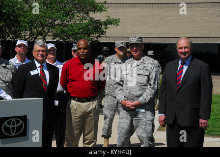 Toyota Motor Manufacturing Company wurde von den Kentucky Arbeitgeber Unterstützung des Schutzes und der Reserve, in der mehrere Auszeichnungen für das Unternehmen und Wilbert' wird 'James, Jr., Präsident von TMMC, KY ESGR und der Nationalen Vorsitzenden für Esgr, James G. Rebholz für ihre anhaltende Unterstützung der Kentucky Guard und finden in Georgetown, Ky vorgestellt wurden geehrt. Mai 18. Generalmajor Edward W. Tonini, Adjutant General von Kentucky und Pensionierte Maj Gen. Robert S. Silverthorn, Jr, Lehrstuhl für Kentucky ESGR wurden auch bei Teilnahme der Firma zu helfen. (Foto durch Armee Kapitän Stephen Martin, Kentucky nationalen Stockfoto