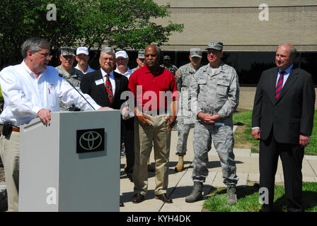 Toyota Motor Manufacturing Company wurde von den Kentucky Arbeitgeber Unterstützung des Schutzes und der Reserve, in der mehrere Auszeichnungen für das Unternehmen und Wilbert' wird 'James, Jr., Präsident von TMMC, KY ESGR und der Nationalen Vorsitzenden für Esgr, James G. Rebholz für ihre anhaltende Unterstützung der Kentucky Guard und finden in Georgetown, Ky vorgestellt wurden geehrt. Mai 18. Generalmajor Edward W. Tonini, Adjutant General von Kentucky und Pensionierte Maj Gen. Robert S. Silverthorn, Jr, Lehrstuhl für Kentucky ESGR wurden auch bei Teilnahme der Firma zu helfen. (Foto durch Armee Kapitän Stephen Martin, Kentucky nationalen Stockfoto