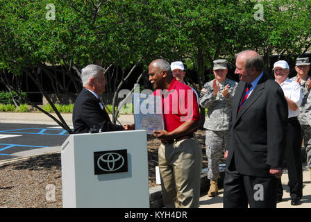 Toyota Motor Manufacturing Company wurde von den Kentucky Arbeitgeber Unterstützung des Schutzes und der Reserve, in der mehrere Auszeichnungen für das Unternehmen und Wilbert' wird 'James, Jr., Präsident von TMMC, KY ESGR und der Nationalen Vorsitzenden für Esgr, James G. Rebholz für ihre anhaltende Unterstützung der Kentucky Guard und finden in Georgetown, Ky vorgestellt wurden geehrt. Mai 18. Generalmajor Edward W. Tonini, Adjutant General von Kentucky und Pensionierte Maj Gen. Robert S. Silverthorn, Jr, Lehrstuhl für Kentucky ESGR wurden auch bei Teilnahme der Firma zu helfen. (Foto durch Armee Kapitän Stephen Martin, Kentucky nationalen Stockfoto