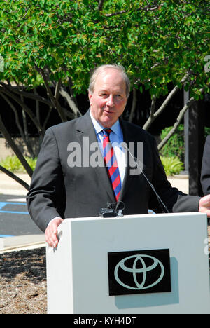 Toyota Motor Manufacturing Company wurde von den Kentucky Arbeitgeber Unterstützung des Schutzes und der Reserve, in der mehrere Auszeichnungen für das Unternehmen und Wilbert' wird 'James, Jr., Präsident von TMMC, KY ESGR und der Nationalen Vorsitzenden für Esgr, James G. Rebholz für ihre anhaltende Unterstützung der Kentucky Guard und finden in Georgetown, Ky vorgestellt wurden geehrt. Mai 18. Generalmajor Edward W. Tonini, Adjutant General von Kentucky und Pensionierte Maj Gen. Robert S. Silverthorn, Jr, Lehrstuhl für Kentucky ESGR wurden auch bei Teilnahme der Firma zu helfen. (Foto durch Armee Kapitän Stephen Martin, Kentucky nationalen Stockfoto