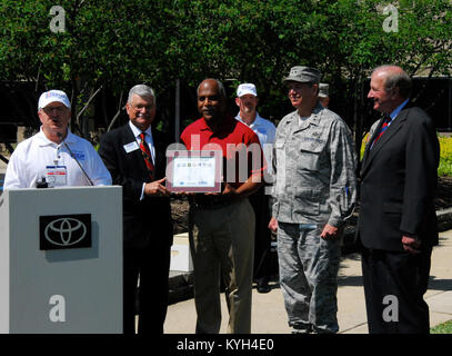 Toyota Motor Manufacturing Company wurde von den Kentucky Arbeitgeber Unterstützung des Schutzes und der Reserve, in der mehrere Auszeichnungen für das Unternehmen und Wilbert' wird 'James, Jr., Präsident von TMMC, KY ESGR und der Nationalen Vorsitzenden für Esgr, James G. Rebholz für ihre anhaltende Unterstützung der Kentucky Guard und finden in Georgetown, Ky vorgestellt wurden geehrt. Mai 18. Generalmajor Edward W. Tonini, Adjutant General von Kentucky und Pensionierte Maj Gen. Robert S. Silverthorn, Jr, Lehrstuhl für Kentucky ESGR wurden auch bei Teilnahme der Firma zu helfen. (Foto durch Armee Kapitän Stephen Martin, Kentucky nationalen Stockfoto