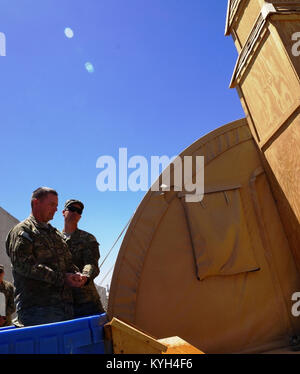 Cpt. Loren Aderhold (rechts), der Kaplan mit 782Nd Brigade Support Battalion, 4th Brigade Combat Team, 82nd Airborne Division bereitet Sgt zu taufen. Randy Sewell (links) von Frankfort, Ky. am Sonntag, den 20. Mai 2012 im Süden Afghanistans. Sewell, ein Soldat von Agribusiness Development Team 4 die Kentucky's National Guard feierte seinen Umwidmung des Glaubens durch die Taufe nach der Anbetung des Tages Service. (Foto von der U.S. Army Staff Sgt. Paul Evans/Freigegeben) Stockfoto