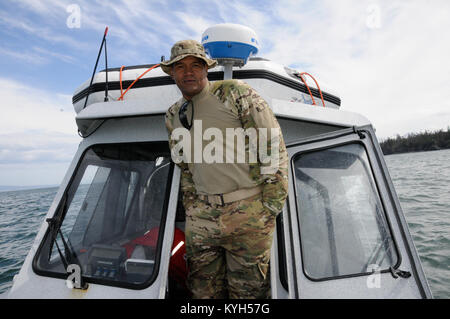 Staff Sgt. Lani Abalama, verwundeten Krieger und Alaskan native, Fische in Homer, Alaska. Abalama konnte mit Familie zu besuchen, während auf die Reise, die sogar warf Mitglied Lisa Kelly der Geschichte Ice Road Truckers's Channel. Lisa Kelly sich Zeit nahm, mit dem verwundeten Krieger und Autogramme über Abendessen zu treffen. (Foto von Tech. Sgt. Jason Ketterer) Stockfoto