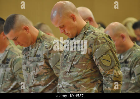 Kapitän Tschad Vance der seiner 613 Mitarbeiter Einrichtungen Loslösung beugt seinen Kopf im Gebet während der abschiedszeremonie der Einheit. Die Einheit ging Springfield, Ky. für Afghanistan am 20. Juni 2012 zur Unterstützung der Operation Enduring Freedom. Stockfoto