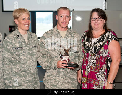 Senior Airman Nathan Rogers, eine Antenne Porter für 128. Der Wisconsin Air Guard Logistik Bereitschaft Squadron, erhält den ersten jährlichen Chief Master Sergeant Tommy Downs Award für herausragende Leistungen bei der Logistik Bereitschaft Universität in Savannah, GA., am 27. Juni 2012. Auch dargestellt sind seine Kommandeur, Oberstleutnant Betsy Schoeller, und Janet Downs, Frau auf den späten Chief Downs, ein Kentucky Air Scots Guards, die bei der Gründung der Schule beteiligt war. (U.S. Air Force Foto von Master Sgt. Philip Speck) Stockfoto