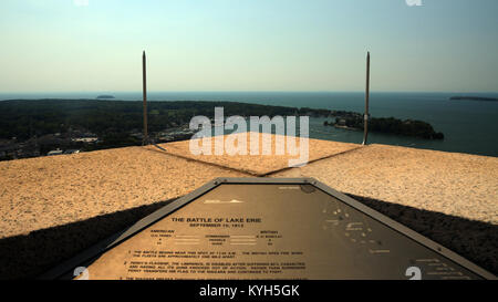 Ein Blick von Oben auf Perry's International Peace Monument am Catawba Insel in Put-in-Bay, OH. mit Blick auf den Ort der Schlacht von Lake Erie Juli 7, 2012. Unter dem Kommando von Kapitän Kommandant Oliver Hazard Perry, die amerikanischen Streitkräfte Kräfte gegen die Briten um die Kontrolle der wichtigsten Wasser weg in Kanada kämpften während des Krieges von 1812 angespornt von Perry's berühmten Schlachtruf nicht bis das Schiff geben! (Foto: Sgt. David Bolton, Fachmann der öffentlichen Angelegenheiten, 133 Mobile Public Affairs Loslösung, Kentucky Army National Guard). Stockfoto