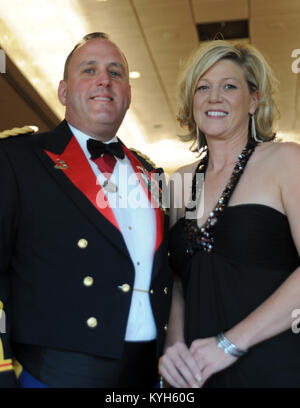 Oberstleutnant Tony Sims, 1st Battalion, 238th Regiment Commander, begleitet von Tara Koontz, nehmen an der militärischen Ball zu Ehren der jüngsten Offiziere Candidate School Absolventen an der Capital Plaza Hotel in Frankfort, Ky., Aug 25., 2012. (Foto von SPC. Brandy Mort, 133 Mobile Public Affairs Loslösung, Kentucky National Guard) Stockfoto