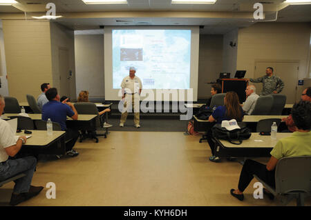 Pensionierte Armee Generalmajor Robert S. Silverthorn, Vorsitzender, Kentucky ESGR Ausschuss begrüßt zivile Chefs von Kentucky National Guard Service Mitglieder für die jährliche Unterstützung der Mitarbeiter des Schutzes und der Reserve "Boss" Veranstaltung in Wendell H. Ford Regional Training Centre, Greenville, Ky., 28. Juli 2014. Der Chef ist ein Ereignis, mit dem zivilen Bosse Ein Tag im Leben eines KYNG Service Mitglied zu Erfahrung und mehr Einblick, was die ihrer Mitarbeiter in die militärische Welt geben. Stockfoto