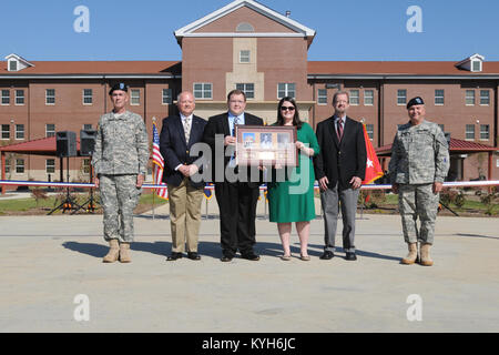 Familie Mitglieder der Master Sgt. Morgan Französisch stand mit Generalmajor Lonnie Culver, stellvertretender Adjutant General für das Kentucky National Guard und staatlichen Befehl Sgt. Maj Gregory Armstrong während einer Feierstunde in Fort Knox, Ky., Okt. 12, 2012. er Zeremonie namens der neuen Kaserne zu Ehren des Französischen, dem Zweiten Weltkrieg und Koreakrieg Veteran. (Kentucky National Guard Foto von Sgt. Scott Raymond) Stockfoto