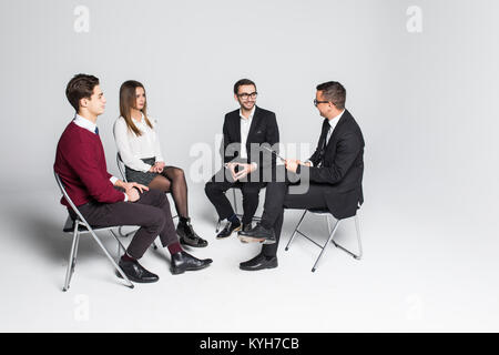 Multi-Kulti-Office Mitarbeiter sitzen mit einander begegnen Stockfoto