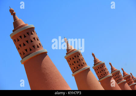 Zeile der Schornsteine in Luz, Algarve, Portugal. Stockfoto