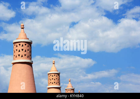 Zeile der Schornsteine in Luz, Algarve, Portugal. Stockfoto