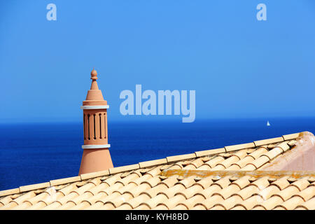 Zeile der Schornsteine in Luz, Algarve, Portugal. Stockfoto