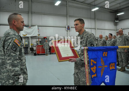 Brig. Gen. Stephen Hogan, stellvertretender Adjutant General für Ausbildung, stellt die übergeordnete Einheit Preis an Kapitän Stephen Martin, Kommandeur der Bravo Co., 2.BATAILLON, 147 aviation Regiment an der Boone National Guard Center, Hanger 2 in Frankfort, Ky. Dez. 1, 2012. (Foto von SPC. Tom Harrington, Unit Public Affairs Historiker Vertreter) Stockfoto