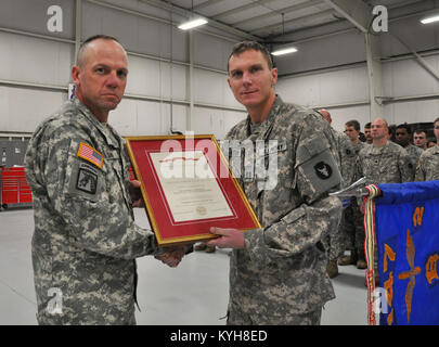 Brig. Gen. Stephen Hogan, stellvertretender Adjutant General für Ausbildung, stellt die übergeordnete Einheit Preis an Kapitän Stephen Martin, Kommandeur der Bravo Co., 2.BATAILLON, 147 aviation Regiment an der Boone National Guard Center, Hanger 2 in Frankfort, Ky. Dez. 1, 2012. (Foto von SPC. Tom Harrington, Unit Public Affairs Historiker Vertreter) Stockfoto