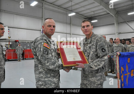 Brig. Gen. Stephen Hogan, stellvertretender Adjutant General für Ausbildung, stellt die übergeordnete Einheit Preis an Kapitän Stephen Martin, Kommandeur der Bravo Co., 2.BATAILLON, 147 aviation Regiment an der Boone National Guard Center, Hanger 2 in Frankfort, Ky. Dez. 1, 2012. (Foto von SPC. Tom Harrington, Unit Public Affairs Historiker Vertreter) Stockfoto