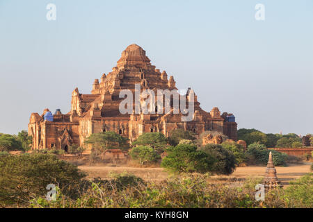 Alter und beschädigter Dhammayangyi Tempel in Bagan, Myanmar (Burma) an einem sonnigen Tag. Stockfoto