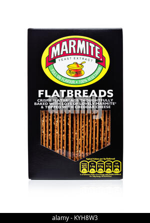 LONDON, UK, 10. Januar 2018: "Der fladen Marmite Yeast Extract auf weißem Hintergrund. Das Produkt wird von der Firma Unilever. Stockfoto