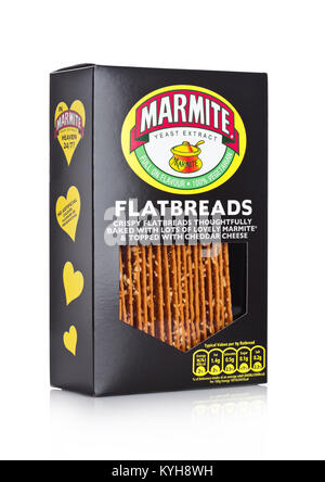 LONDON, UK, 10. Januar 2018: "Der fladen Marmite Yeast Extract auf weißem Hintergrund. Das Produkt wird von der Firma Unilever. Stockfoto