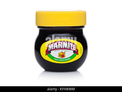 LONDON, Großbritannien - 10 Januar, 2018: Glas Glas Marmite Yeast auf weißem Hintergrund extrahieren. Das Produkt durch die Unilever Firma erfolgt ist. Stockfoto