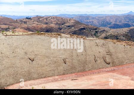 Echten dinosaur Footprint bedruckt im Fels. Von der Seite. Nacional Park in Sucre, Bolivien. Foto Stockfoto