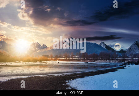 Tag und Nacht Zeit ändern über den Fluss. Composite Winter Landschaft im Berggebiet. Stockfoto