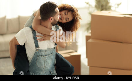 Frau und Mann sind glücklich, ein neues Haus zu ziehen. Stockfoto