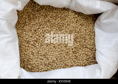 Linsen. Frische organische Linse Körner in einen Sack. Gesundes Essen. Glutenfrei. Stockfoto