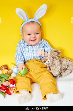 Happy Baby Boy mit Hasenohren Stockfoto