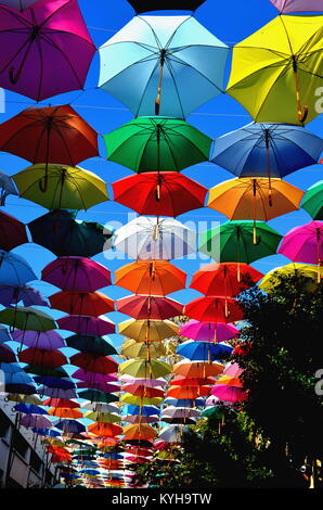 Bunte sonnenschirme Urban Street Dekoration. Hängende bunte