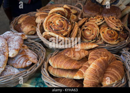 Croissants, Pain au Raisin und mandelcroissants auf Verkauf in Stockbridge Sonntag Markt in Edinburgh, Schottland, Großbritannien. Stockfoto