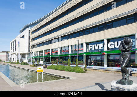 Stadthalle, Wassergärten, College Square, Harlow, Essex, England, Vereinigtes Königreich Stockfoto