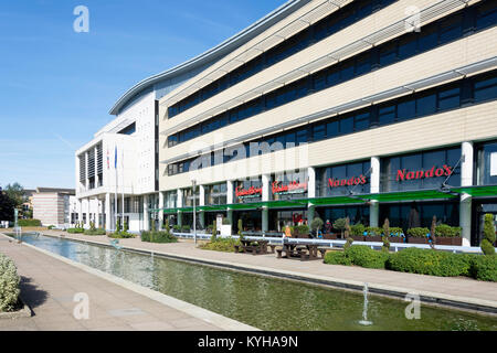 Stadthalle, Wassergärten, College Square, Harlow, Essex, England, Vereinigtes Königreich Stockfoto