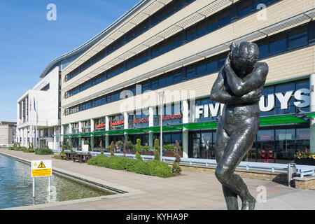 Stadthalle, Wassergärten, College Square, Harlow, Essex, England, Vereinigtes Königreich Stockfoto