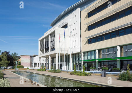 Stadthalle, Wassergärten, College Square, Harlow, Essex, England, Vereinigtes Königreich Stockfoto