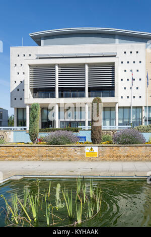 Stadthalle, Wassergärten, College Square, Harlow, Essex, England, Vereinigtes Königreich Stockfoto