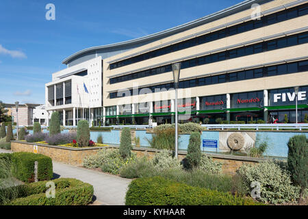 Stadthalle, Wassergärten, College Square, Harlow, Essex, England, Vereinigtes Königreich Stockfoto