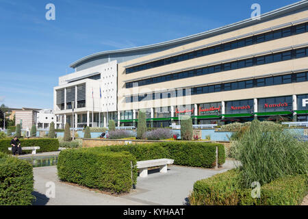 Stadthalle, Wassergärten, College Square, Harlow, Essex, England, Vereinigtes Königreich Stockfoto