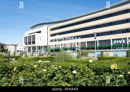 Stadthalle, Wassergärten, College Square, Harlow, Essex, England, Vereinigtes Königreich Stockfoto