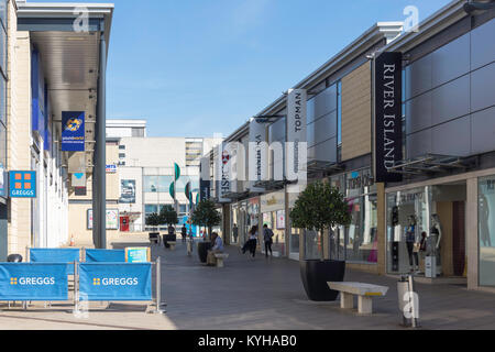 Einzelhandel in der Water Gardens, College Square, Harlow, Essex, England, Vereinigtes Königreich Stockfoto