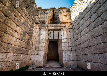 Die archäologische Stätte von Mykene in der Nähe der Ortschaft Mykines, mit alten Gräbern, riesige Mauern und die berühmten Lions Gate, Peloponnes, Griechenland Stockfoto