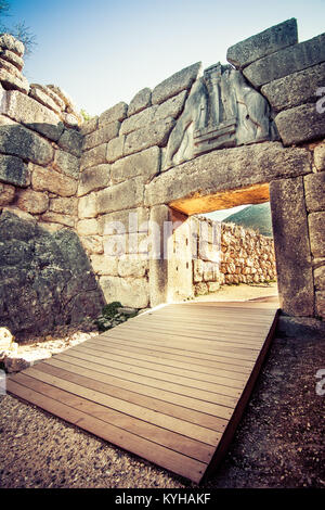 Die archäologische Stätte von Mykene in der Nähe der Ortschaft Mykines, mit alten Gräbern, riesige Mauern und die berühmten Lions Gate, Peloponnes, Griechenland Stockfoto