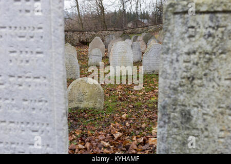 Alte Grabsteine stehen in einem Yard am Jüdischen Friedhof in Ckyne, Südböhmen, Tschechische Rep. Stockfoto